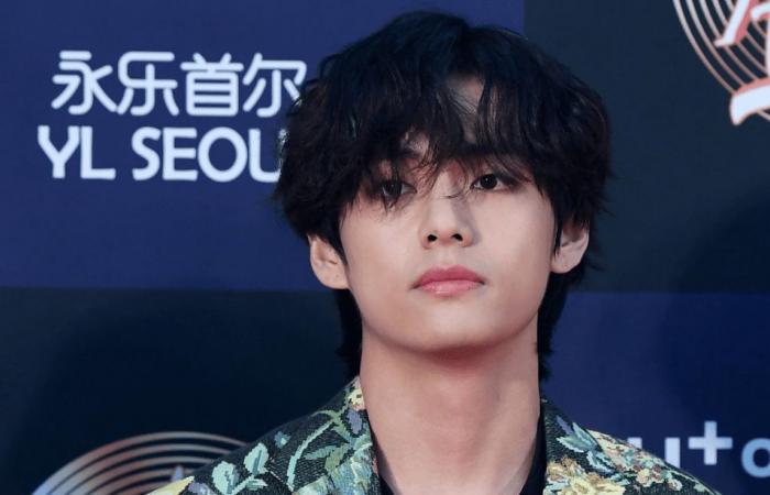 Kim Taehyung de BTS is making the buzz by sporting a “elite warrior” badge in a new selfie