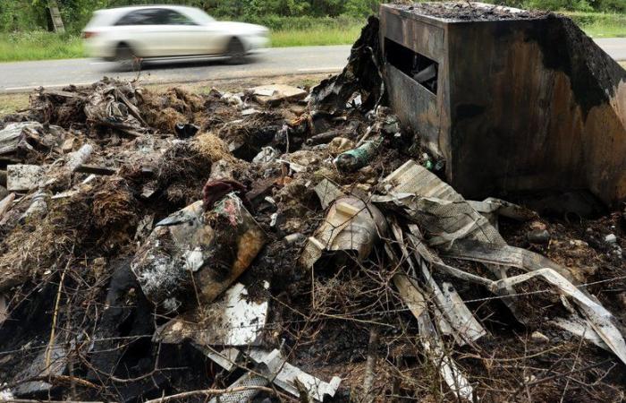 A burned mobile radar, a bin overturned on another equipment: at the edge of a departmental road, the flash cabins are out of service