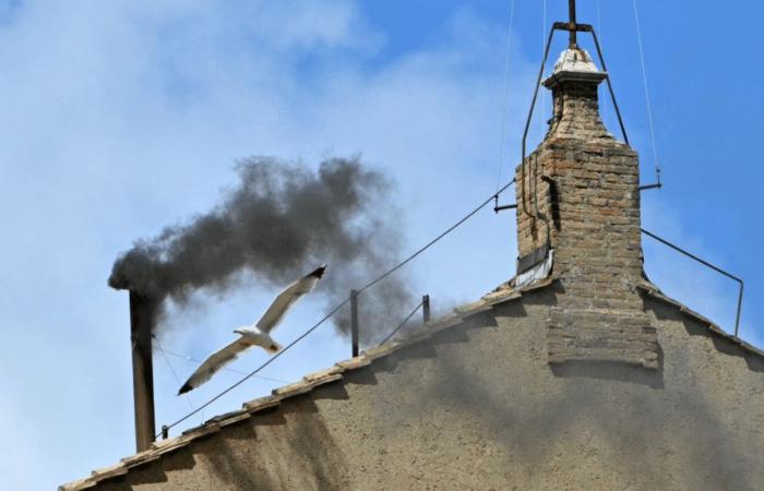 New black smoke in the Vatican, the conclave continues Thursday afternoon