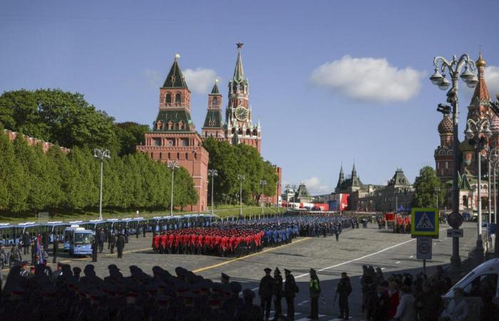 Trump wants a truce, Moscow celebrates May 9