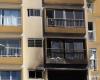 A septuagenarian dies in an apartment fire, 18 hospitalized people