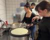 High school students sell pancakes to support their comrades victims of a fire, “immediately, we mobilized”