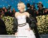 Resplendent, Angèle poses in a bustier set and lilac skirt at the Met Gala: Current woman Le Mag