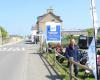 Between Dinard and Saint-Lunaire, scooters, motorcycles and cars in place of the old crêperie