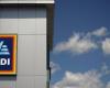 In London, an Aldi supermarket makes the entry 10 pounds pay