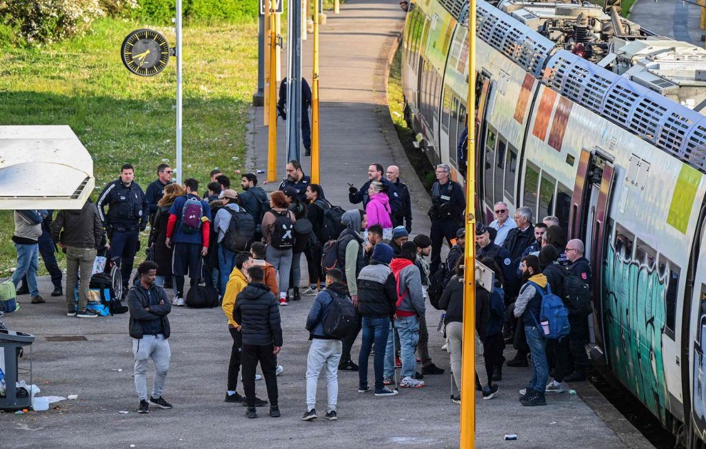 Migrants storm trains to Calais beaches