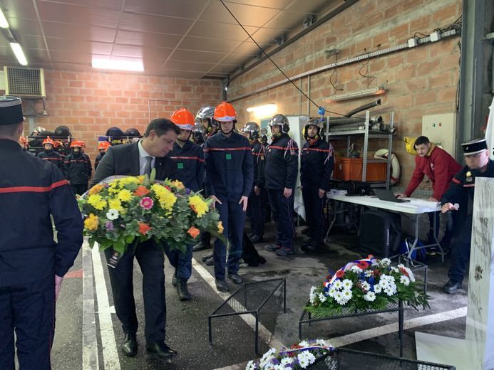 Guillaume Lepers laid a wreath in tribute to the firefighters who died in service.