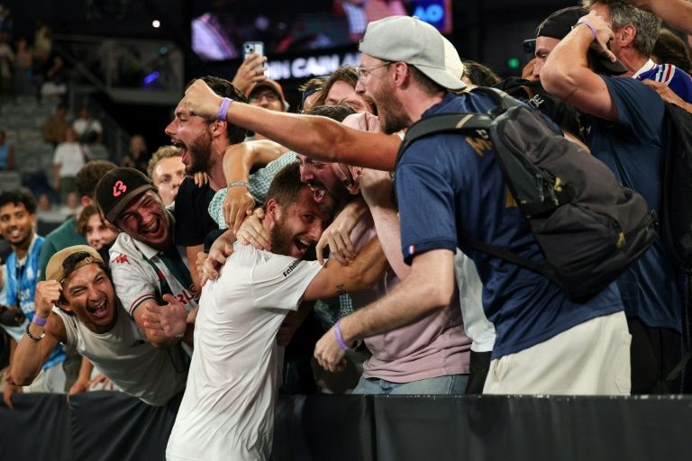 Corentin Moutet in the arms of French supporters after his victory over Alexei Popyrin in the 1st round of the Australian Open on January 14, 2025 in Melbourne