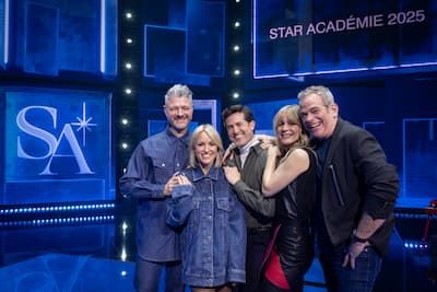 Music teacher Pierre Lapointe, dance and sports teacher Émily Bégin, host Jean-Philippe Dion, singing teacher Véronic DiCaire and the director of the Académie Garou take a break on Monday, January 13 during a press conference at the Mels studios in Longueuil.