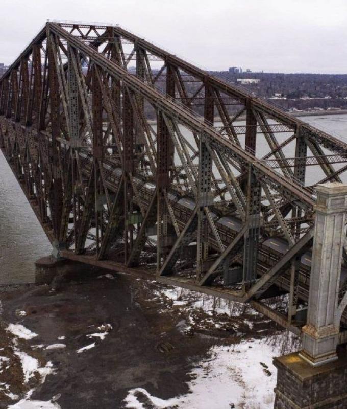 The federal government comes to an agreement with Canadian National to buy the Quebec Bridge.