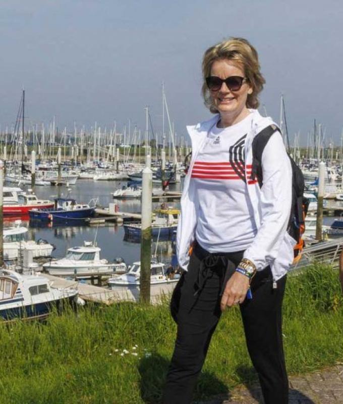 Queen Mathilde travels 25 km through the beaches and dunes of the Belgian coast