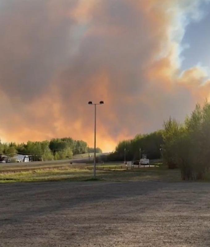 Forest fires: thousands of people evacuated in British Columbia