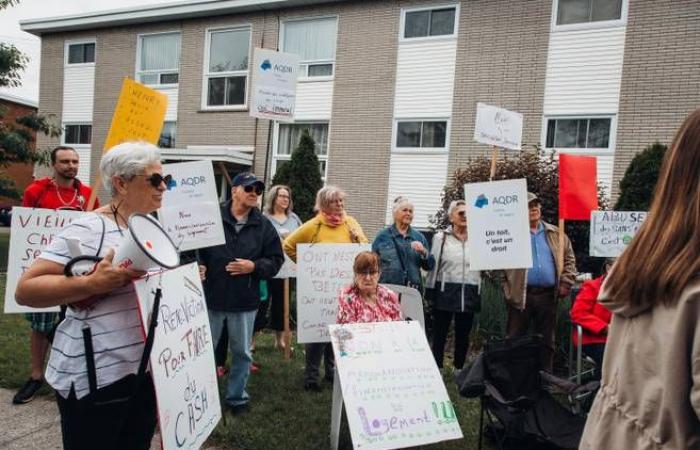 Tenants demonstrate in front of their homes to make themselves heard