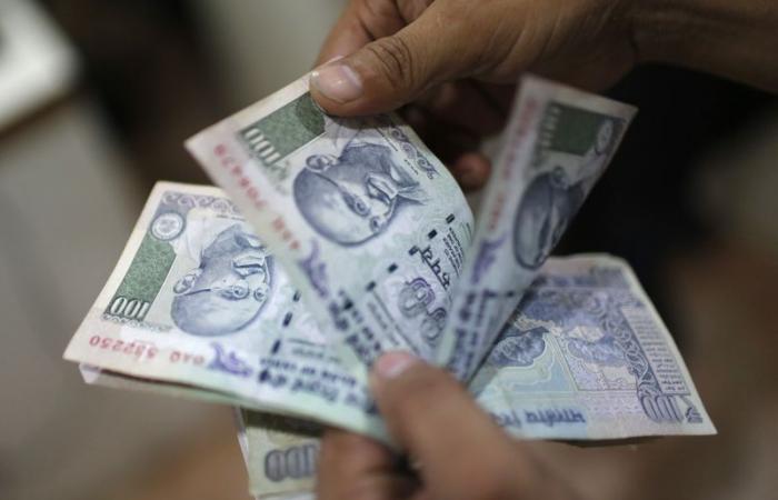 The rupee is squeezed by the rise of the dollar on the outlook of the Fed, it counts on the help of the RBI