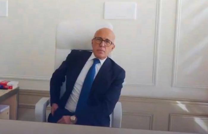 Éric Ciotti proudly films himself in his office