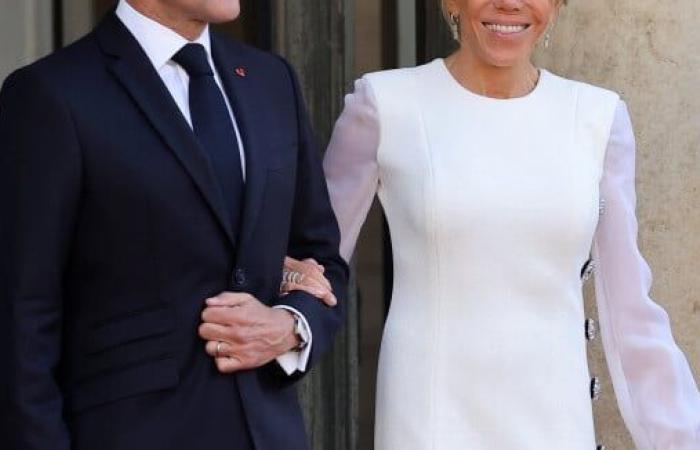 Emmanuel Macron dropped by Brigitte for a highly anticipated meeting, the first lady apologizes