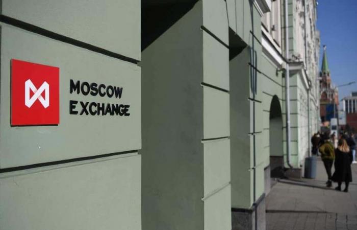 Russian Stock Exchange suspends transactions in euros and dollars after new US sanctions