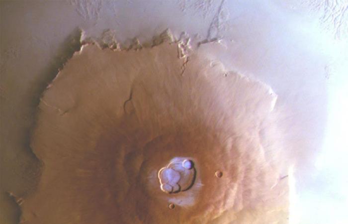 frost at the top of the giant volcanoes of the red planet, an unexpected phenomenon