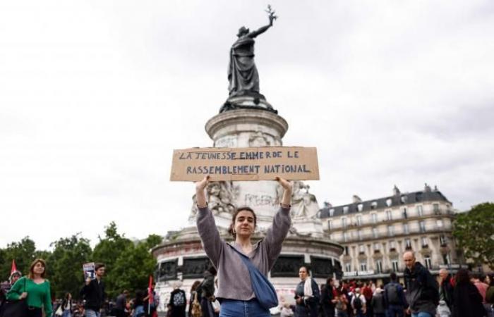 Legislative elections: the French demonstrate against the extreme right, the left is torn apart and Hollande presents himself (photos)