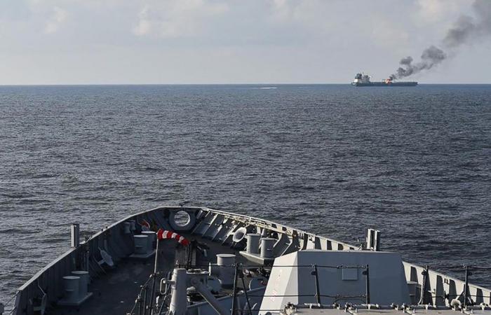 Crew leaves Houthi-hit ship in Gulf of Aden