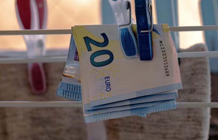 Rather than playing Loto, this free bank offers you €220 cash