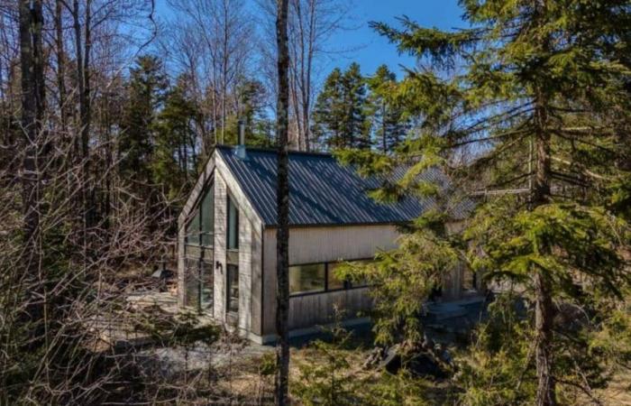 A sublime chalet in nature with access to Lake Orford for sale for $699,000 in Eastman