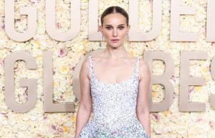 Natalie Portman looks straight out of a ’20s movie with her sheer fringed dress