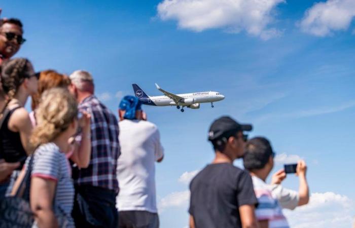 The little secrets of “spotters”, these train and plane enthusiasts in search of the perfect photo