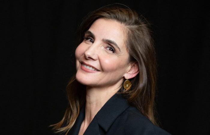 Sultry makeup and natural hair, at 55, Clotilde Courau reveals a captivating beauty look