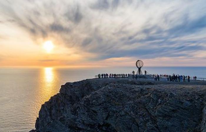 Where and when to see the midnight sun?