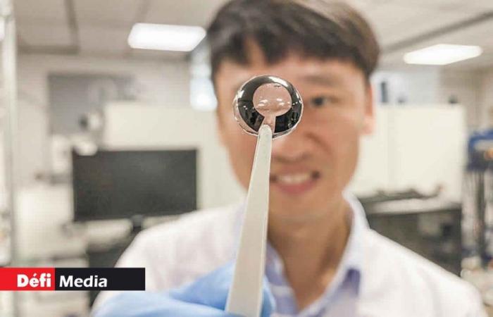 Augmented reality: connected contact lenses that recharge with tears