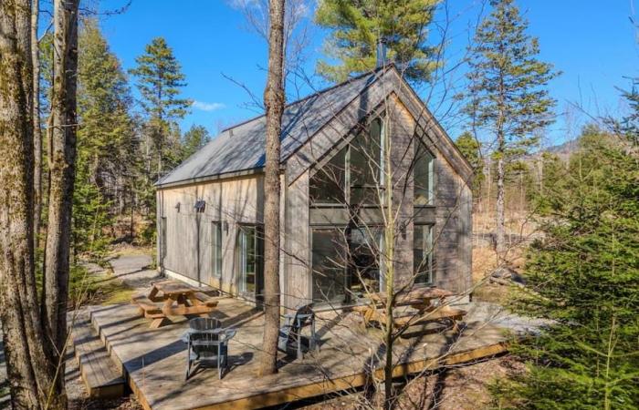A sublime chalet in nature with access to Lake Orford for sale for $699,000 in Eastman