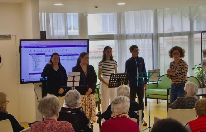 An oratory project presented by middle school students to residents of the Fioretti nursing home in Bourges
