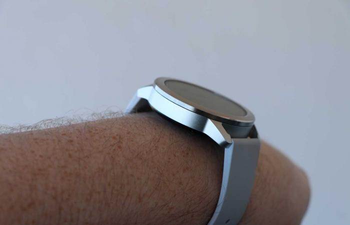 a very durable connected watch with a customizable design