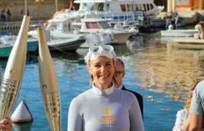 The Olympic flame recovered 40 meters underwater by freediver Alice Modolo
