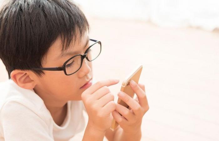 Glasses from primary school: the fault of smartphones and video games?