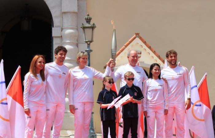 Prince Albert II, Princess Charlène and the twins, Charles Leclerc… great people for the passing of the Olympic Flame in Monaco!
