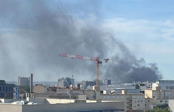 Large fire on the Lyon ring road, thick smoke visible in the sky