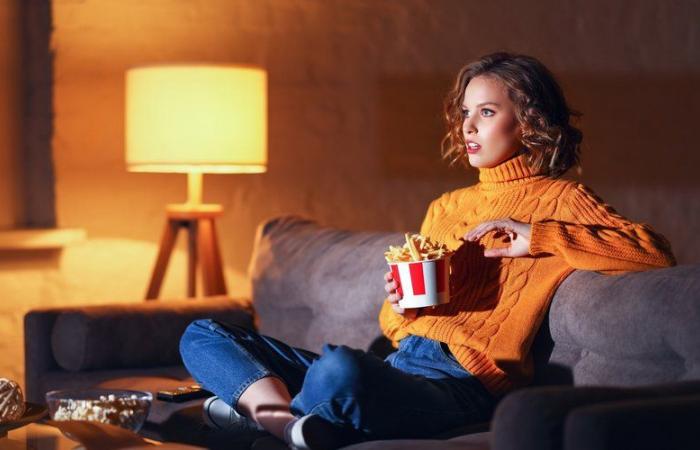 Unhealthy diet, higher calorie intake… watching TV while sitting could be particularly harmful to your health, according to a study