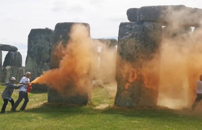 New action by Just stop oil activists: the megaliths of Stonehenge sprayed with orange paint