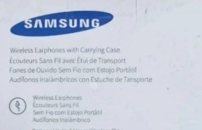 here is a first photo of the new design of Samsung headphones