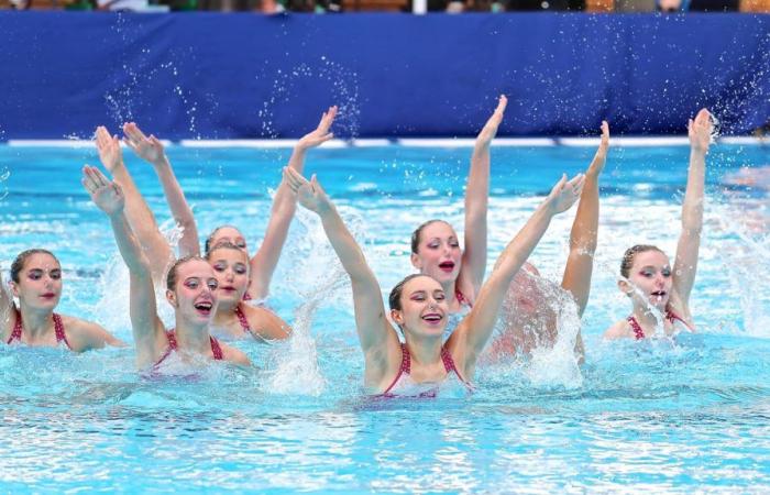 the acrobatic ballet of the Artistic Swimming of Tours in Gold