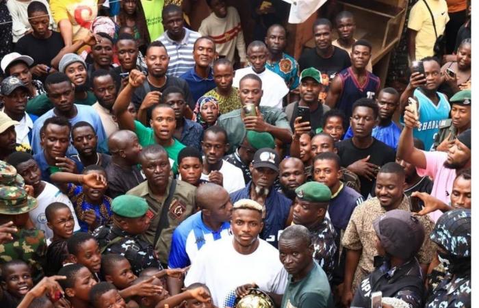 Nigeria: Victor Osimhen presents his Ballon d’Or to his people (photos)