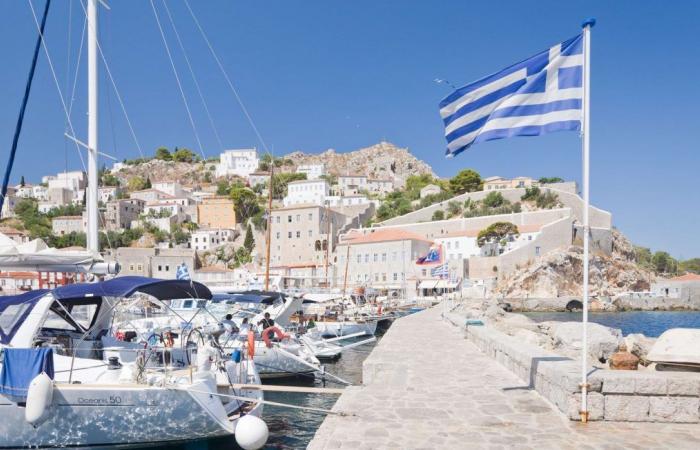 The forest fire on the island of Hydra started by… a fireworks display from a yacht