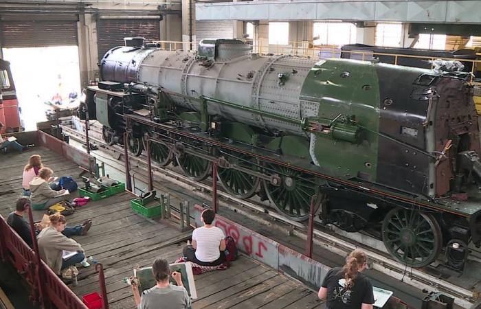 astonishing meeting between train and sketch enthusiasts in front of a 75-year-old steam engine