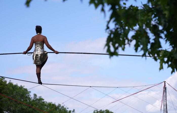 “We feel its vibrations.” All grace and balance, a tightrope walker in the spotlight for the opening of the Le Mans circus festival