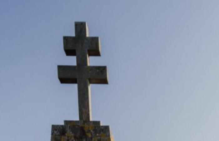A cross of Lorraine banned on an LR poster as a “religious sign”?
