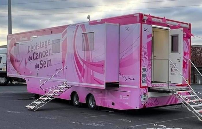 Agde – Monday June 24: The Mammobile sets up at Hyper U for the day!