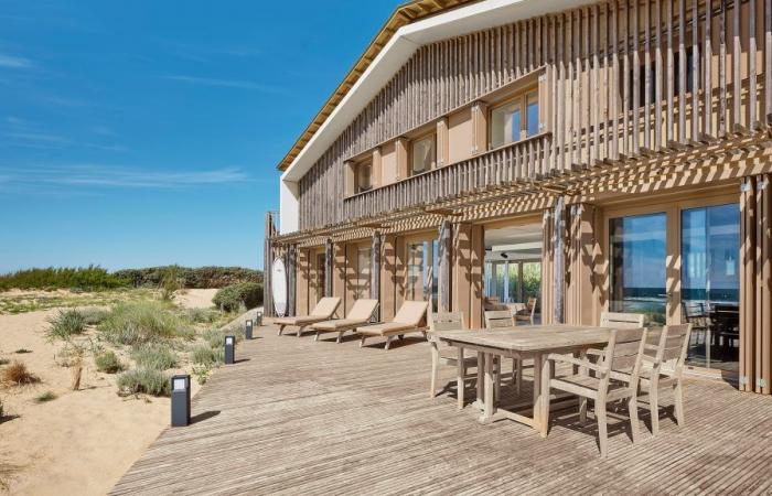 For sale, an architect-designed villa between dunes and ocean in Hossegor