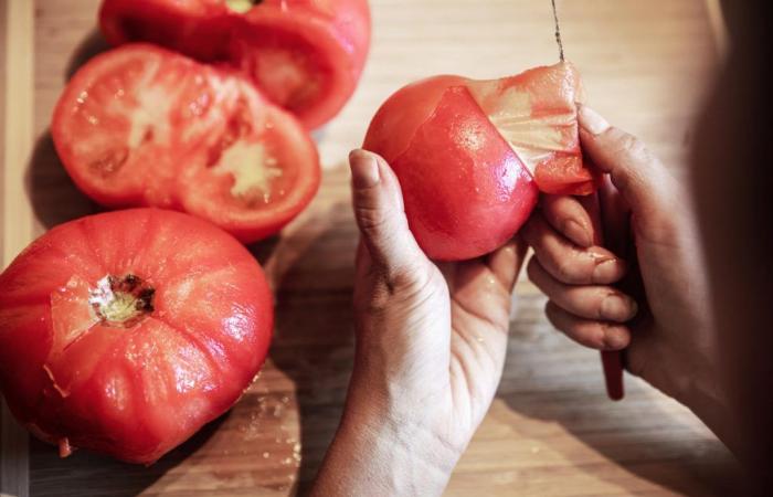 “Be careful, eating the skin of tomatoes can have consequences for your health,” warns Dr. Cocaul